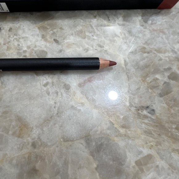 MAC Lip Pencil - Picture 9 of 10